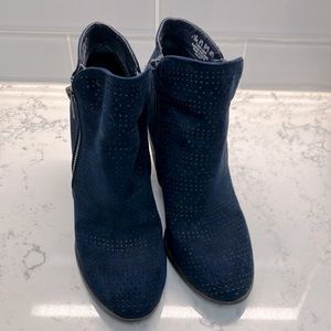 Carlos Navy Suede Heeled Booties Ankle Boots 7.5 Super Cute